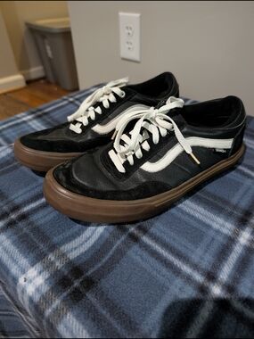 Gilbert Crockett Vans Men's Black Low-Top Skate Sneakers with Brown Sole